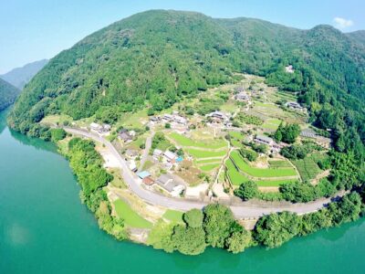 【地域】ドローンで撮影した恵那・笠置の栃久保棚田がなんだか島っぽい！