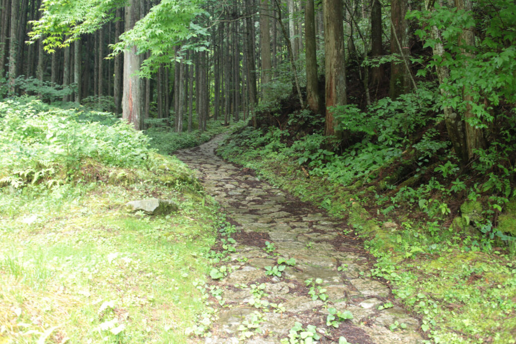 馬籠宿への山道