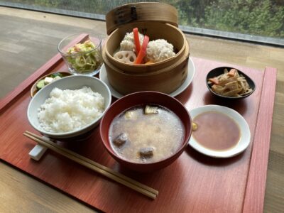 名作絵本とホッとするごはんのお店「本とごはん ある日」に行ってきました