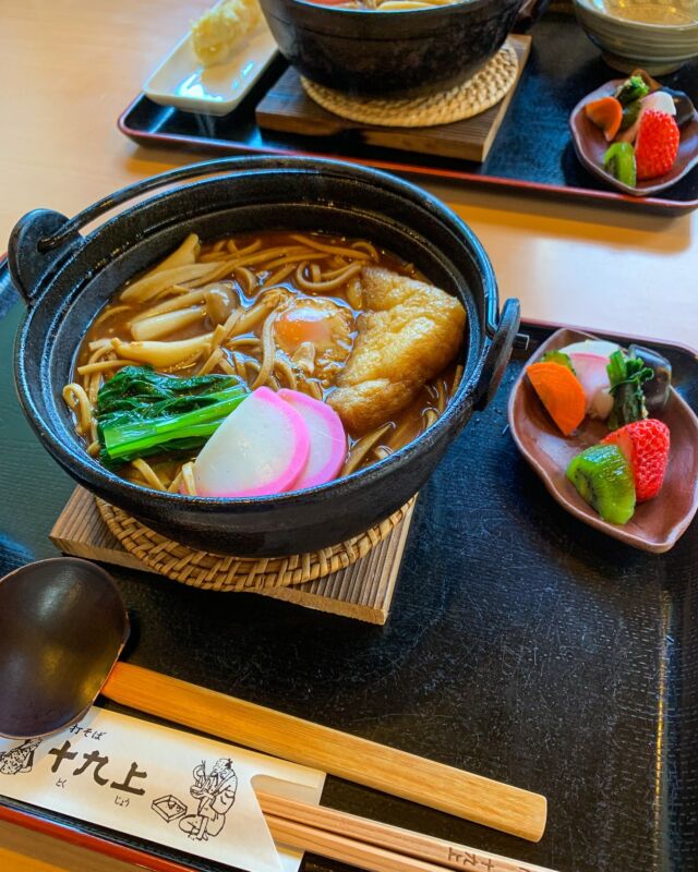 中津川市、手打ちそばの人気店 十九上（とくじょう）で味噌煮込み…そば！

定番の二八や福そばももちろん美味しいのですが、冬限定メニューの張り紙に惹かれて注文。
蕎麦だと味噌煮込みってこうなるんだ！な新感覚🫢🫢

👉岐阜県恵那市&中津川市で、美味しいご飯と、生活の情報を @ooohesooo で発信中！

#おへマガ #恵那 #恵那市 #恵那市明智 #恵那市明智町 #岐阜グルメ #恵那グルメ #恵那観光 #岐阜観光