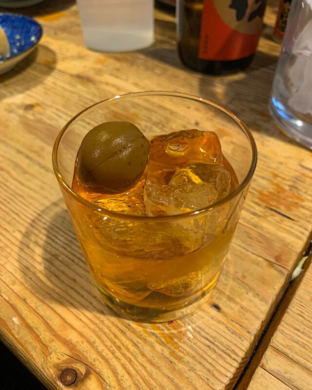 中津川市 #二合半 のカウンター席で飲み会。

やっぱりここにきたらおでん、そしてニラ玉も🤤

そしていつの間にか始まっていた「手作りキツネコロッケ」、これ、お酒飲む人にはたまらない旨さです、、なんと中に、塩辛とポテトとチーズが入ってるんです、、そしてこれが、恐ろしく合う、、、もう、食べてみてくださいとしか言えない旨さ。中津川市の全酒呑みにおすすめ。

👉岐阜県恵那市&中津川市で、美味しいご飯と、生活の情報を @ooohesooo で発信中！

#おへマガ #岐阜グルメ #中津川市 #中津川 #中津川グルメ #岐阜居酒屋 #中津川観光 #おへマガたべる