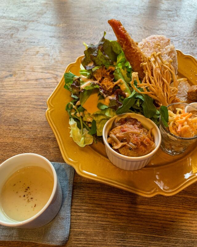 恵那市三郷町 #yama5ya でランチ。定番のプレートランチをいただきました！

この日は編集部、仙台から来てくれた友人とのお出かけでした🙌
めちゃめちゃ素敵なお店〜〜！と気に入ってもらえて、編集部も鼻高々。

ランチは予約推奨ですよ〜！

👉岐阜県恵那市&中津川市で、美味しいご飯と、生活の情報を @ooohesooo で発信中！

#おへマガ #岐阜グルメ #恵那市 #恵那 #恵那グルメ  #恵那観光 #恵那カフェ #岐阜カフェ #おへマガたべる